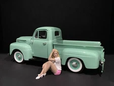 CAR GIRL IN TEE MADEE FIGURE FOR 1/18 SCALE MODELS BY AMERICAN DIORAMA 38239