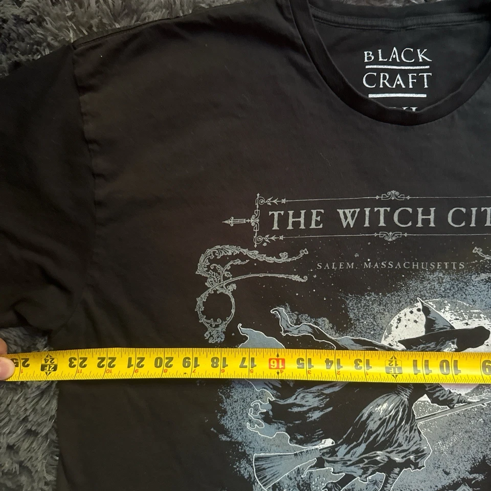 Camiseta negra con gráfico de rencor artesanal Foto 4 de 4