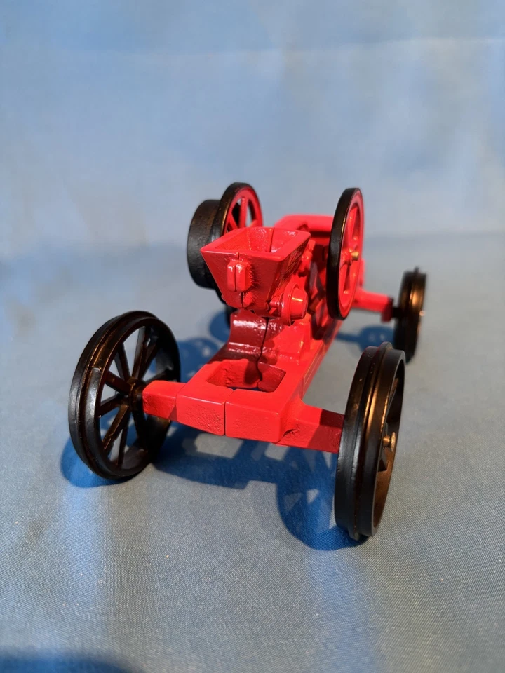 De colección Ertl Hierro Fundido New Holland Machine Co. 1982 Hit & Miss Réplica, Usado Foto 4 de 4