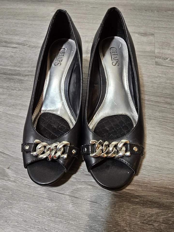Zapatos de vestir informales Chaps para mujer negros con cuña punta abierta con cadenas talla 7,5 B Foto 3 de 4