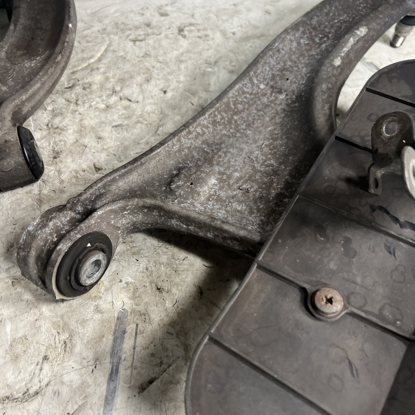 03-08 Maserati Quattroporte Left Rear Control Arm Set M139 Upper Lower Toe