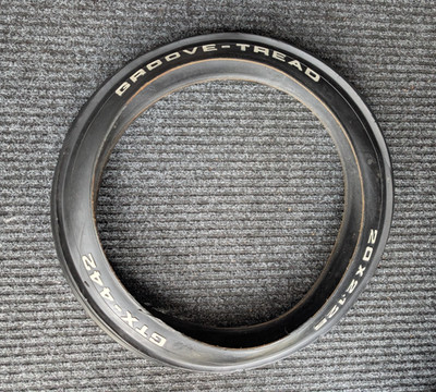 GROOVE TREAD  WHITE LETTER RWL SLICK  Bike Tire BICYCLE  NOS