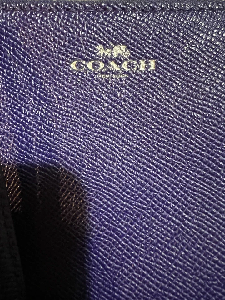 Coach фиолетовый кошелек с ремешком/клатч.  - Изображение 2 из 4