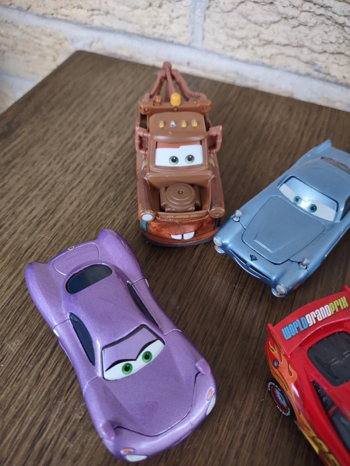 Lote de 5 coches de juguete Disney Pixar Cars: T.Mater/L.McQueen/Sally/H Shiftwell/Finn Foto 2 de 4