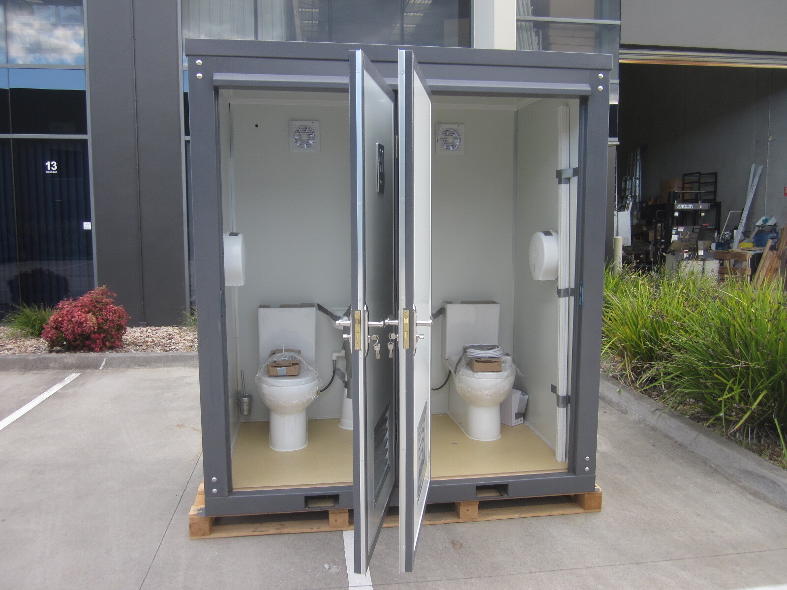 PORTABLE DOUBLE TOILET, BATHROOM BUILDING, TRANSPORTABLE TOILET BLOCK