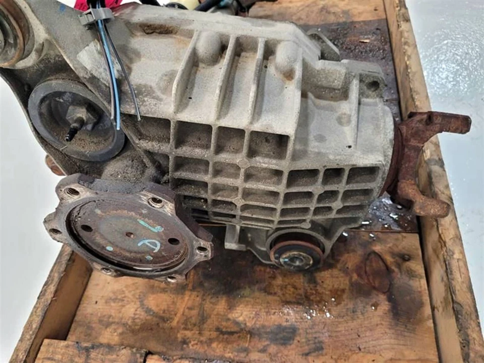 2000-2006 Chevy Suburban 1500 Front Axle Differential Carrier 3.73 Ratio Opt GT4 - Image 2 of 4