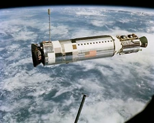 AGENA TARGET DOCKING VEHICLE AS SEEN FROM GEMINI 12 - 8X10 NASA PHOTO (EP-866)