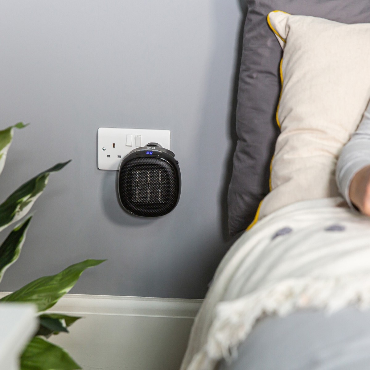 Russell Hobbs Electric Heater Fan 700W Compact Portable Black Plug in  RHPH7001 5056233802763 | eBay