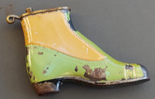 Ancien briquet à essence ( en forme de bottine ) , vers 1900 .