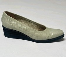 Salvatore Ferragamo Boutique Croc-Embossed Leather Pumps Size 6 B