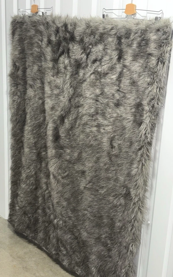 Manta de lujo de piel sintética Luxe Habitat gris en excelente estado 50x60 Foto 3 de 4