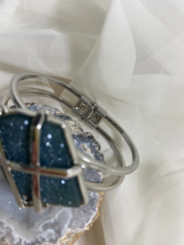 Pulsera Kenneth Cole Azul Bisagras, Tire Spring Tono Plata Brillante Cristal Druzy Foto 3 de 4