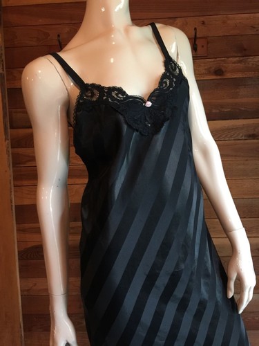 VINTAGE BODY CHIC BLACK SATIN SIZE MEDIUM NIGHTGOWN #15079 - Picture 2 of 8