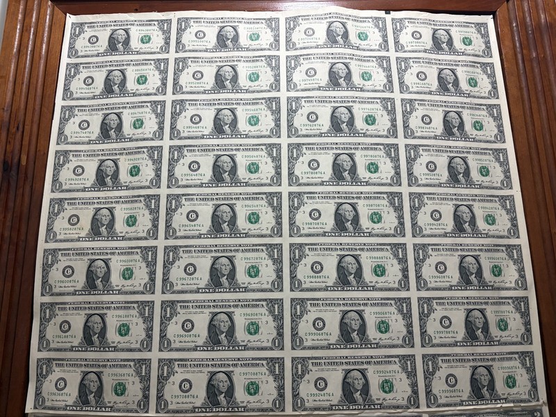 2006 One Dollar Uncut Sheet of 32 Uncirculated Notes (#816d)