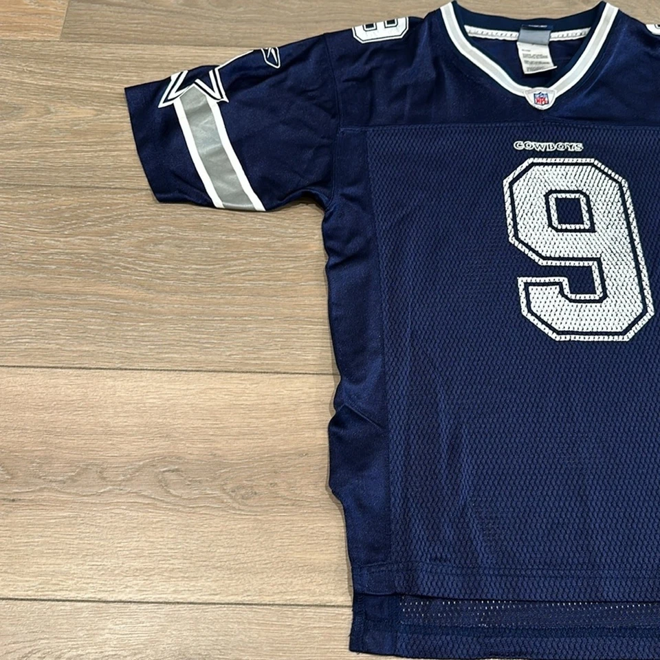 Camiseta deportiva REEBOK NFL azul de los Dallas Cowboys cuello en V Romo #9 para niños talla grande Foto 3 de 4