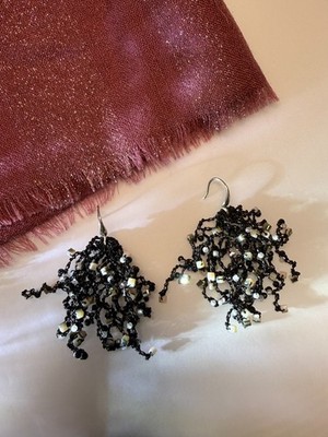 Handgefertigte Ohrringe   schwarzer Faden & weiße funkelnde Perlen, elegant 