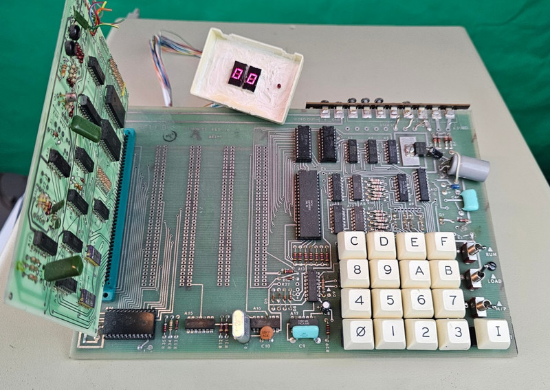 Netronics ELF II COSMAC 1802
