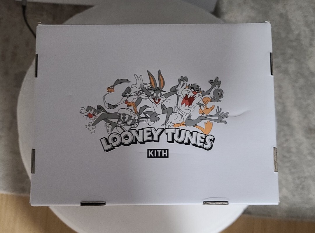 Kith X Looney Tunes 8 pack Plush set W/Bugs, Taz, Daffy, Tweety, Wile.......