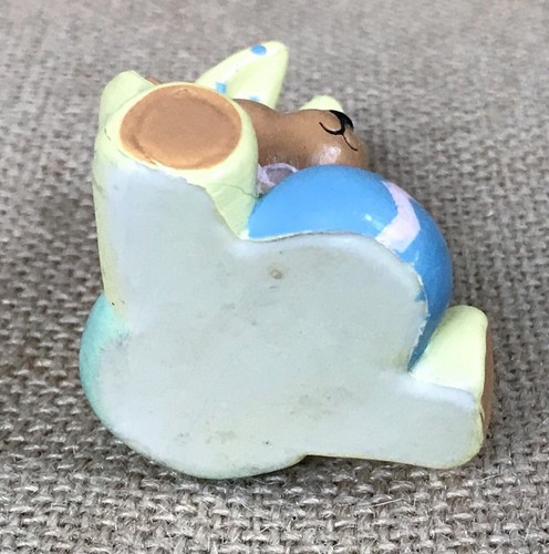 Estatuilla de oso de Pascua amarillo resina caprichosa divertida juguetona vacaciones kitsch - Imagen 6 de 6