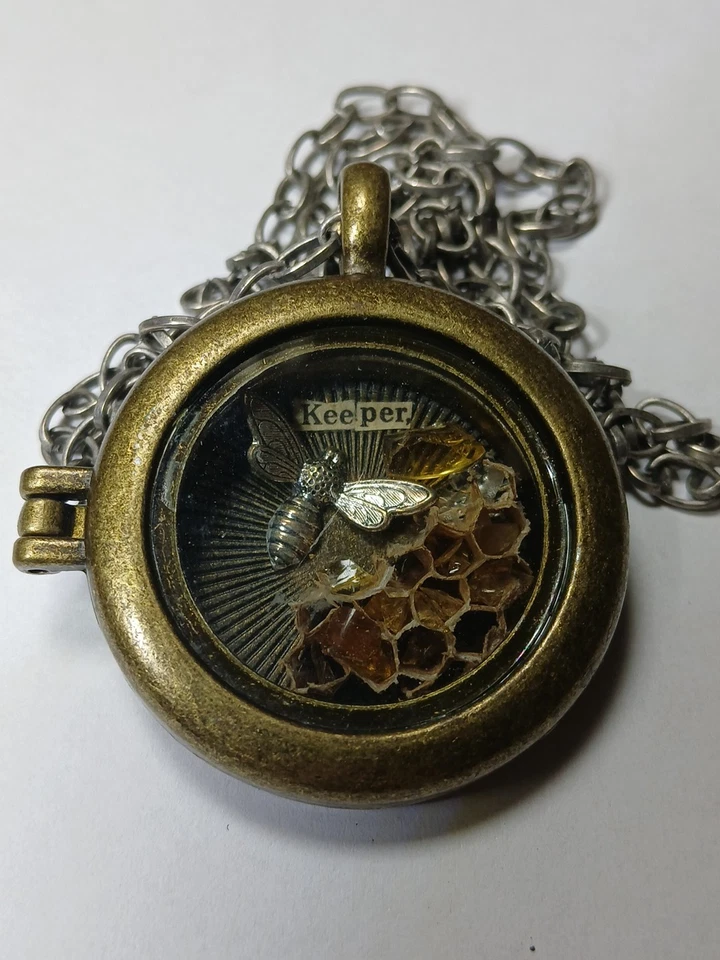 Steampunk Abeja Guardián Colgante Collar Nido de Abeja Resina Caja de Sombras Medallón... Foto 2 de 4