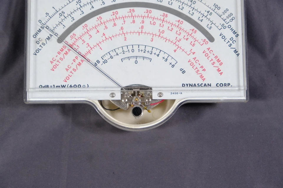 Equipo de prueba B&K OHMS VOLTIOS AC-RMS medidor de panel 2456-A Dynascan Corp. Foto 2 de 4