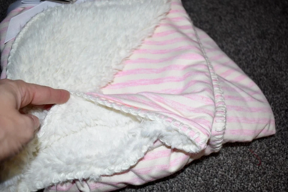 E4 NUEVO CON ETIQUETAS KOALA BABY Rosa Crema Rayas Felpa Jersey Tejido Imitación Piel Cuna Manta Foto 4 de 4