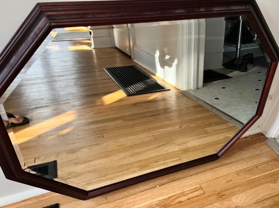 "Espejo colgante de pared grande octogonal biselado Bassett de nogal 21"" por 29""" Foto 2 de 4