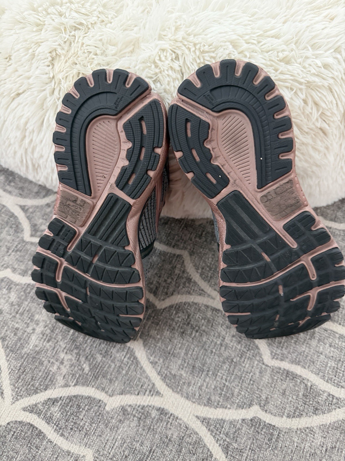 Brooks GTS XX Adrenaline Gray/Rose Size 7M Women’s Great Used Condition. thumbnail 14