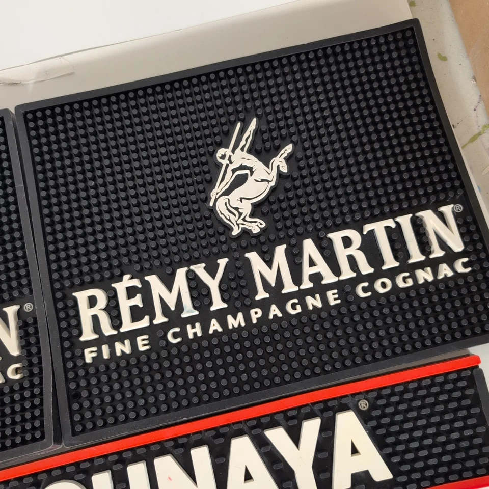 Lote de 3 tapetes de barra - 2 Remy Martin 13" x 10,5" + 1 Stolichnaya 23" x 3,5" - Imagem 3 de 4