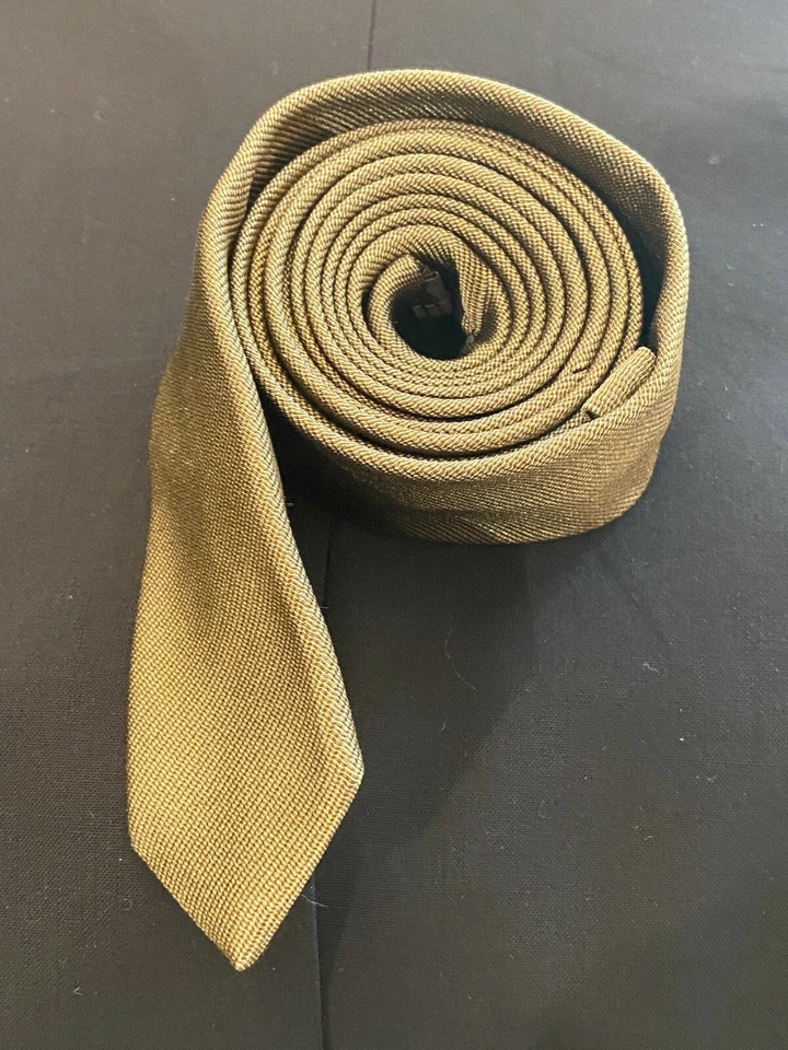 Corbata Dolce & Gabbana *delgada* verde oliva - vintage - usada en excelente estado - 1,5 pulgadas de ancho Foto 2 de 4