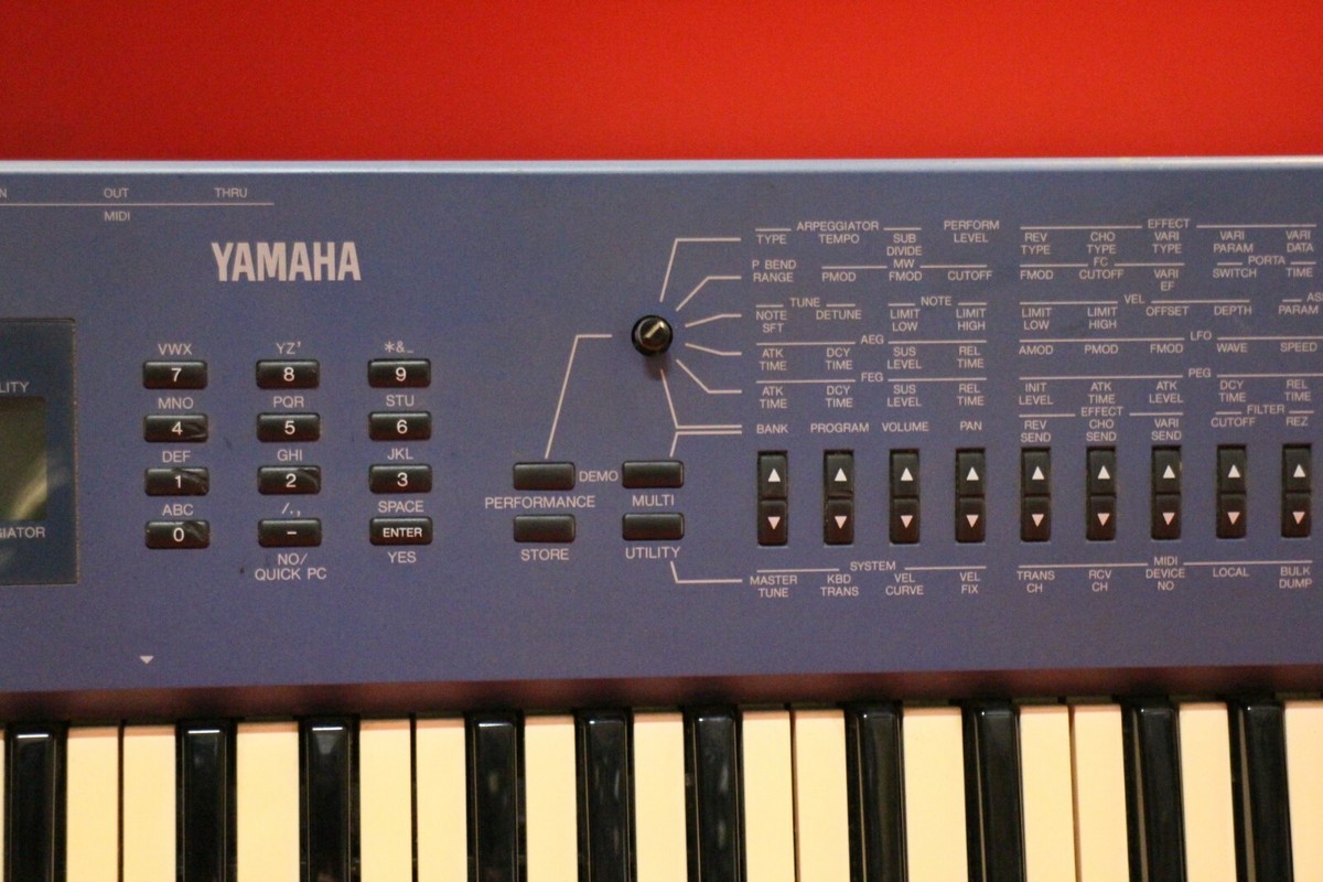 ヤマハ YAMAHA シンセサイザー CS1x なつかし楽器道場'96年 シンセサイザー「YAMAHA CS1x」- e楽器屋.com