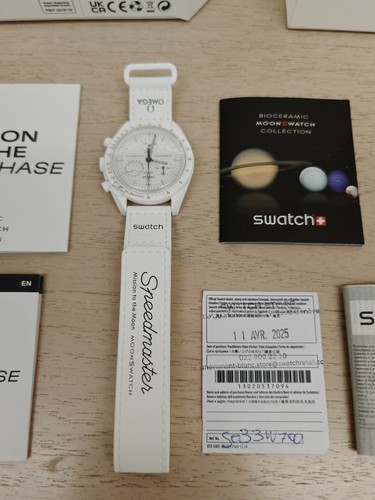 Swatch x Omega Special 2024 - SO33W700 - Mission To the Moonphase "Snoopy" - NEW - Foto 4 di 7