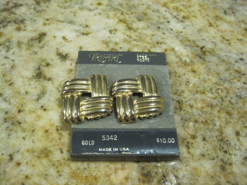 TRIFARI GOLD TONE EARRINGS WEAVE STYLE ON ORIGINAL CARD USA #5342