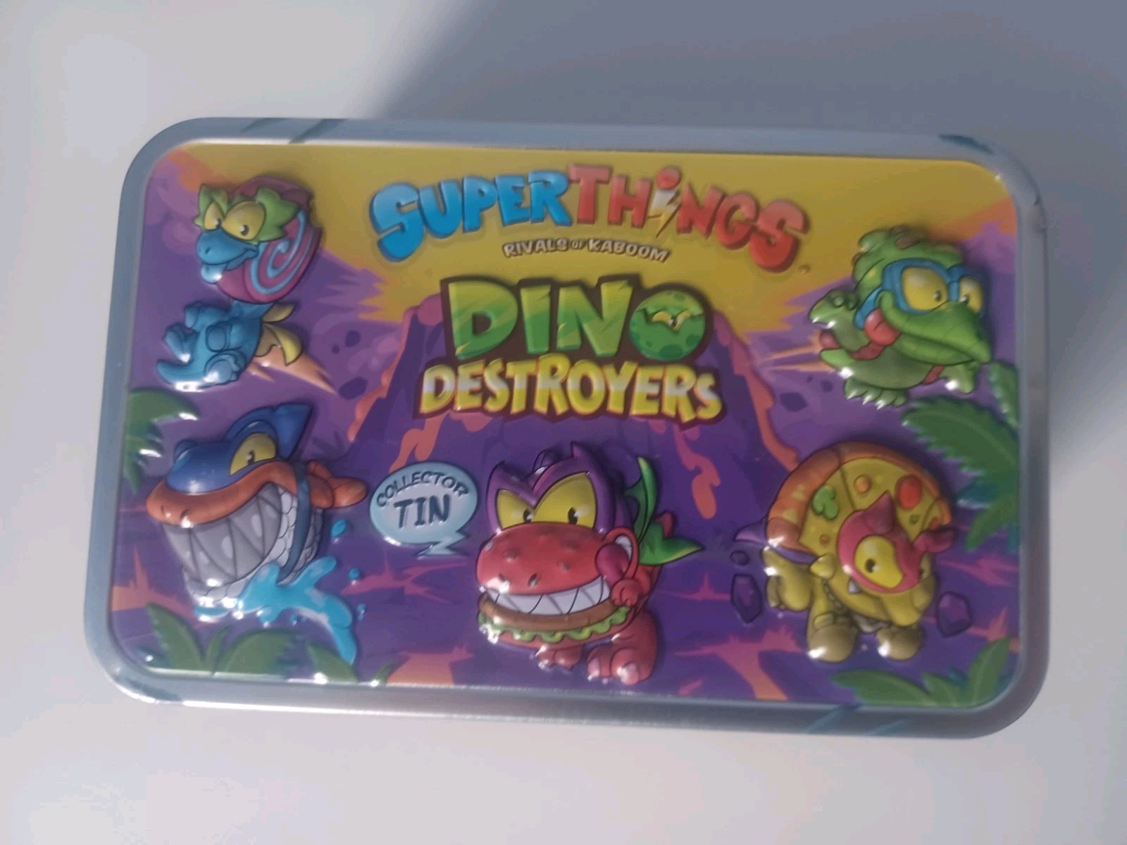 Lata coleccionable Superthings Dino Destroyers con 16 figuras