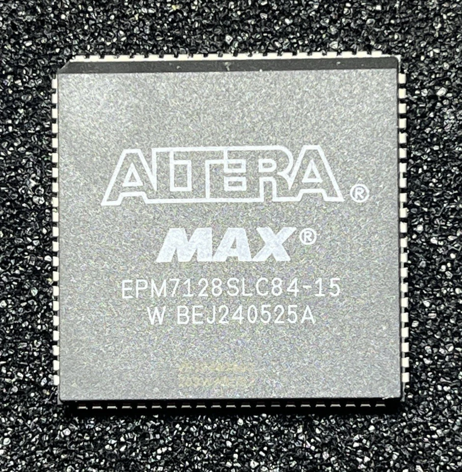 8 Stück ALTERA EPM7128SLC84-15 CPLD  Programmierbarer Baustein, obsolet