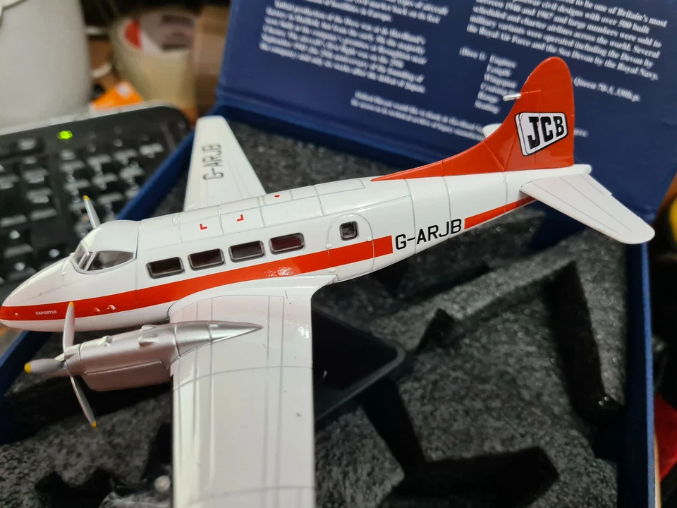 De Havilland DH-104 Dove JCB G-ARJB  - 1:72 Die Cast - Oxford - Immagine 2 di 4