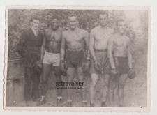 Cariñoso guapo hombres jóvenes sin camisa físico muscular boxeo hombres gay interior