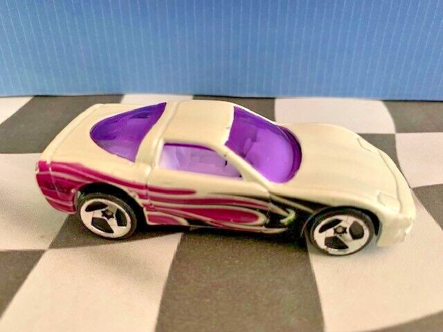 Hot Wheels 2004 Pride Rides 7/10 196 1997 Chevrolet '97 Corvette WHITE 3SP
