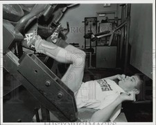 1995 Foto stampa Jeff Rubinstein lavora su una leg press a North Miami Beach High