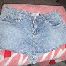 H M Divided Women  s Blue Light Wash Denim Shorts Mid Rise Button Pockets, 6