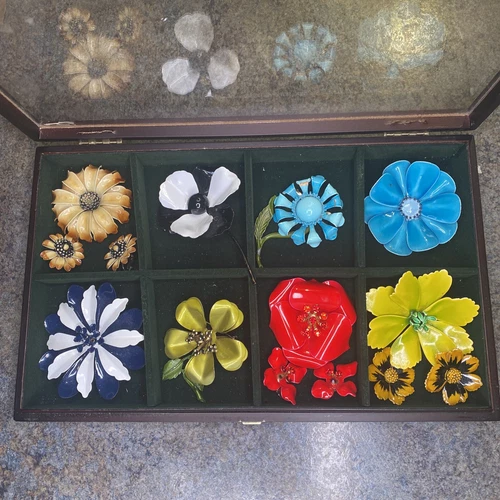 LOT OF 8 VINTAGE FLOWER ENAMEL COSTUME JEWELRY BROOCHES PINS