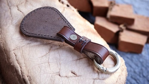 New handmade leather case for pocket watch 45mm in the form of a keychain saddle - Picture 9 of 10