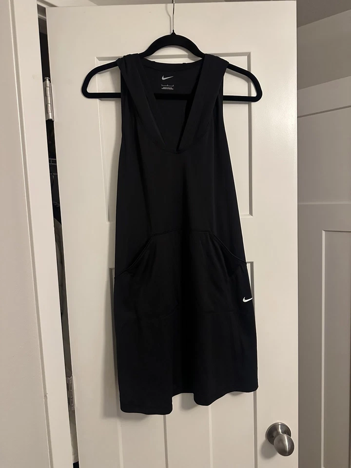 Vestido de natación Nike negro con capucha grande para mujer Foto 3 de 4