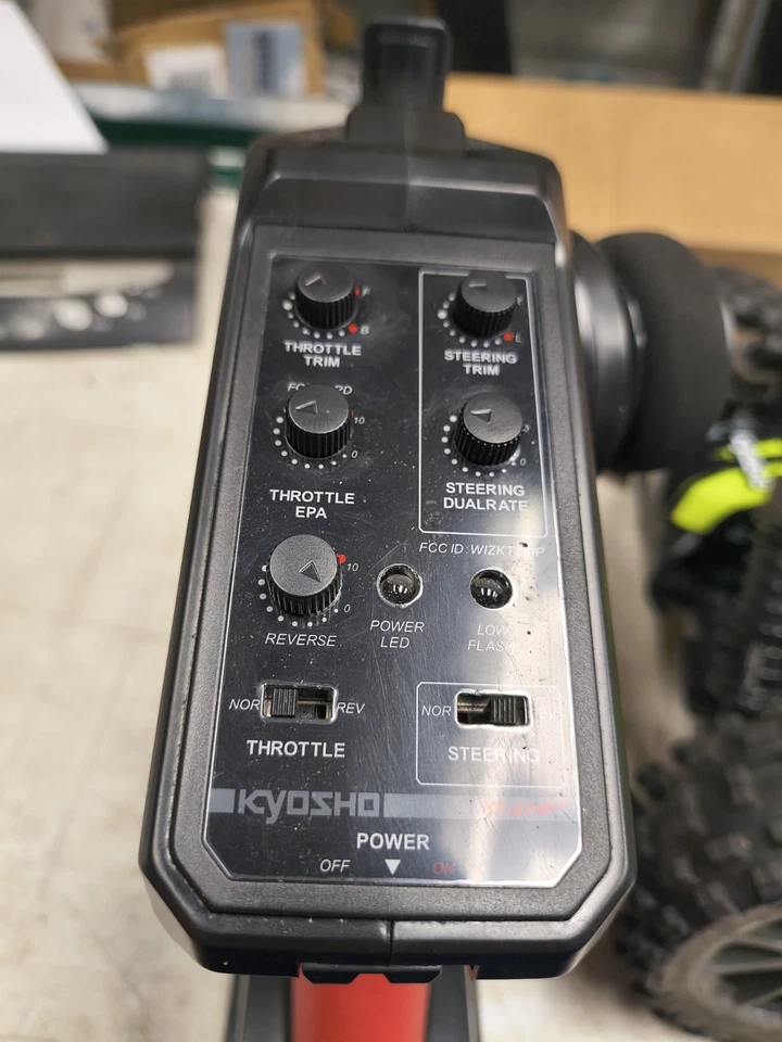 Kyosho Inferno Neo 3.0 amarelo nitro 1/8 com extras, combustível, garrafa de combustível, etc - Imagem 2 de 4