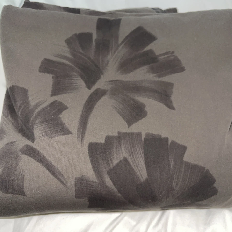 Vera Wang Floral F/Queen Duvet Cover ~ Pre owned - Image 2 of 3