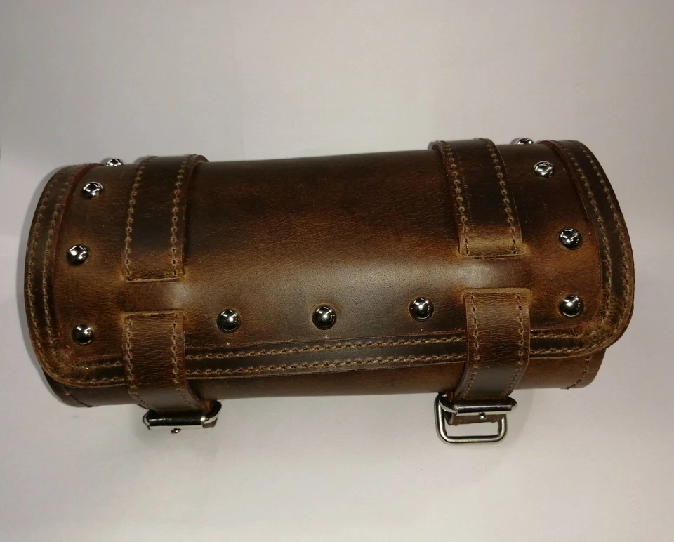 PURE LEATHER TOOL BAG WITH STUD FIT FOR ROYAL ENFIELD MOTORCYCLE IN RUSTY BROWN Foto 2 de 4