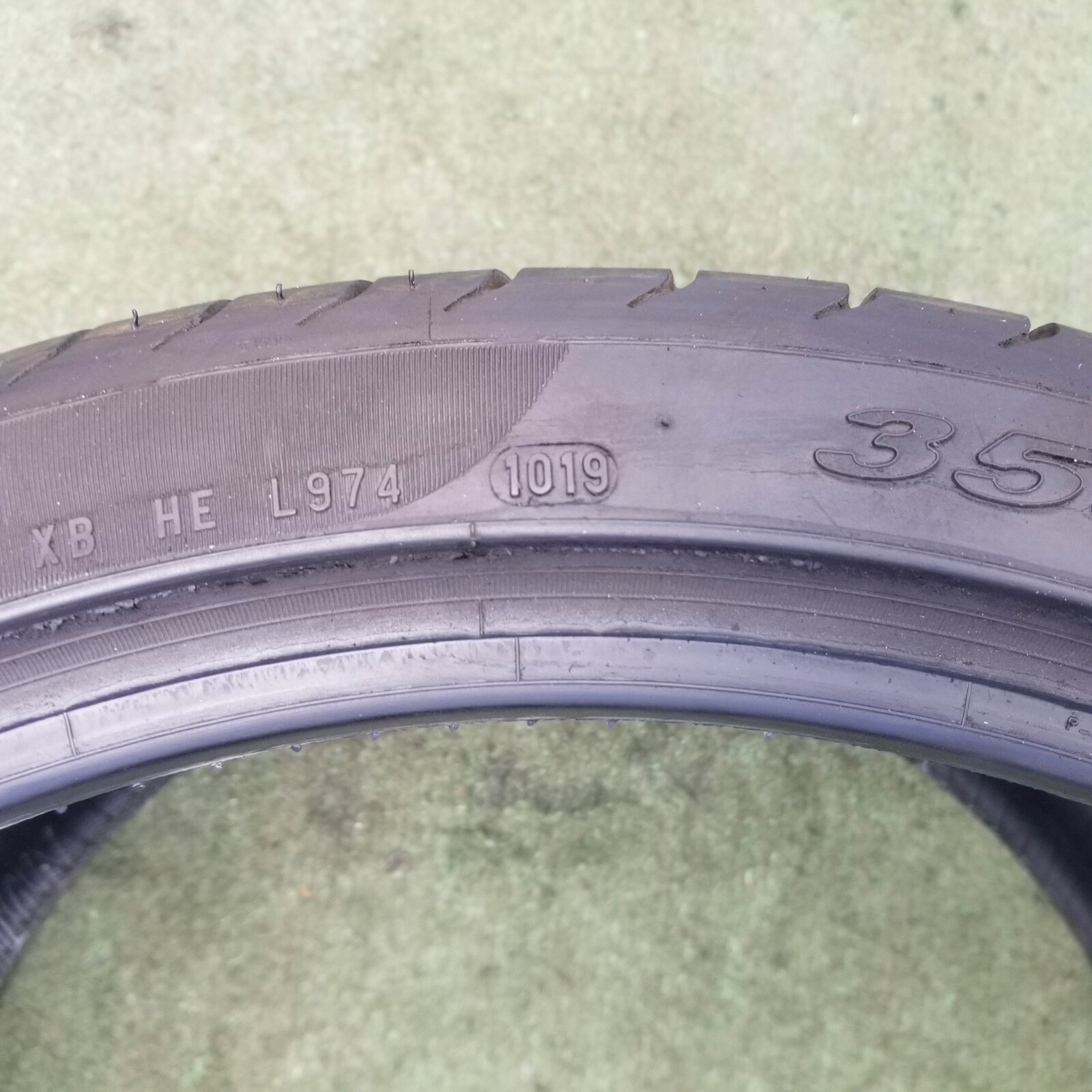 355/25R21 Pirelli P Zero Tire 355/25ZR-21 L Lamborghini Aventador 8/32 90% Tread