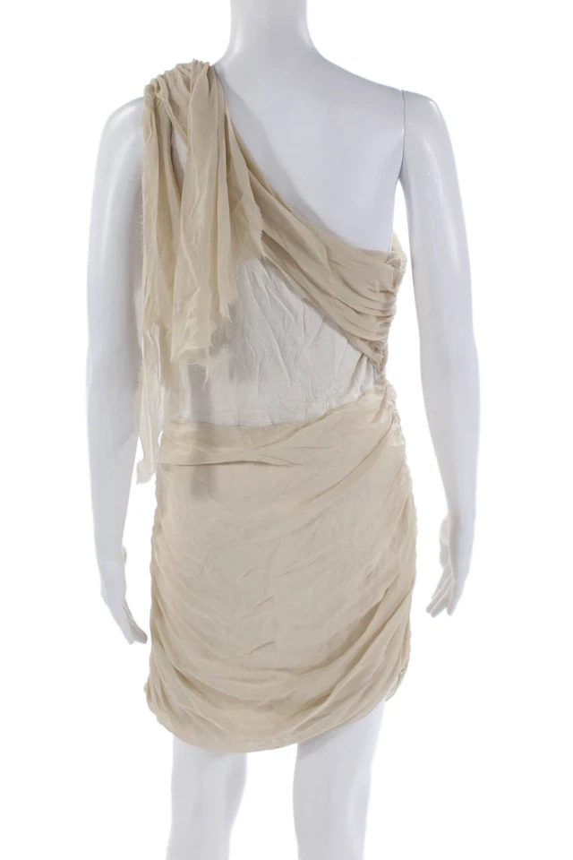 Vestido de mujer Alice + Olivia tejido con un hombro fruncido beige grande Foto 3 de 4