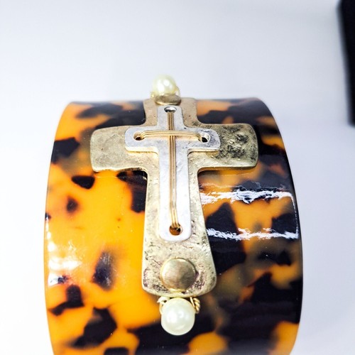 Brazalete con caparazón de tortuga ancho dorado cruz perla acento declaración religiosa - Imagen 8 de 10
