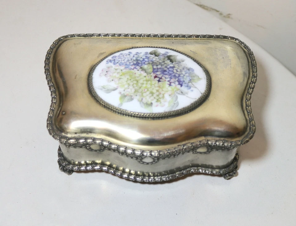 Joyero MFG de porcelana pintada con placa de plata ornamentada antigua de calidad Foto 2 de 4